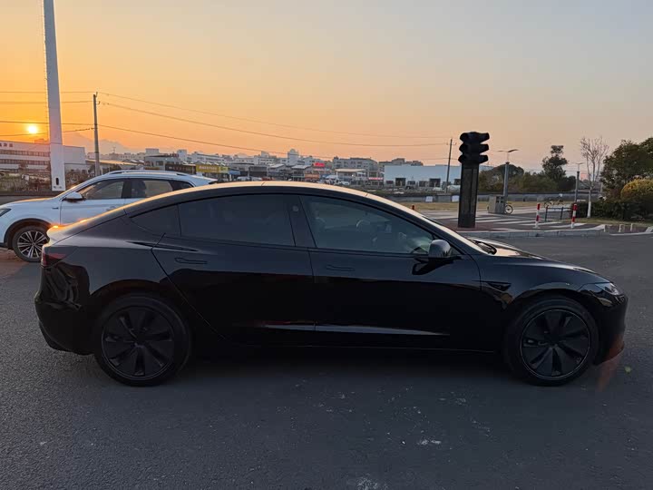 Фото 4 - Tesla Model 3