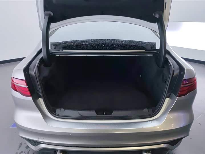 Фото 4 - Jaguar XE L