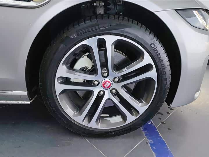 Фото 6 - Jaguar XE L