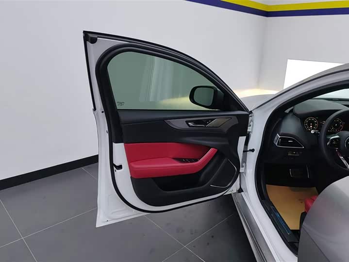 Фото 7 - Jaguar XE L