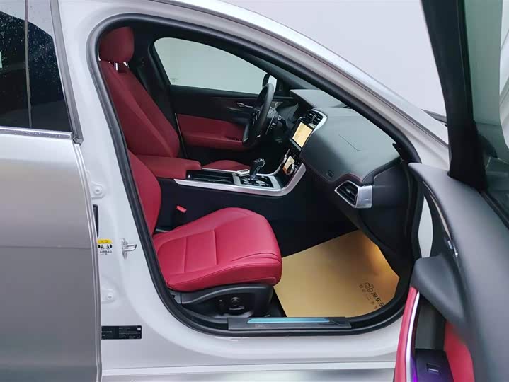 Фото 8 - Jaguar XE L