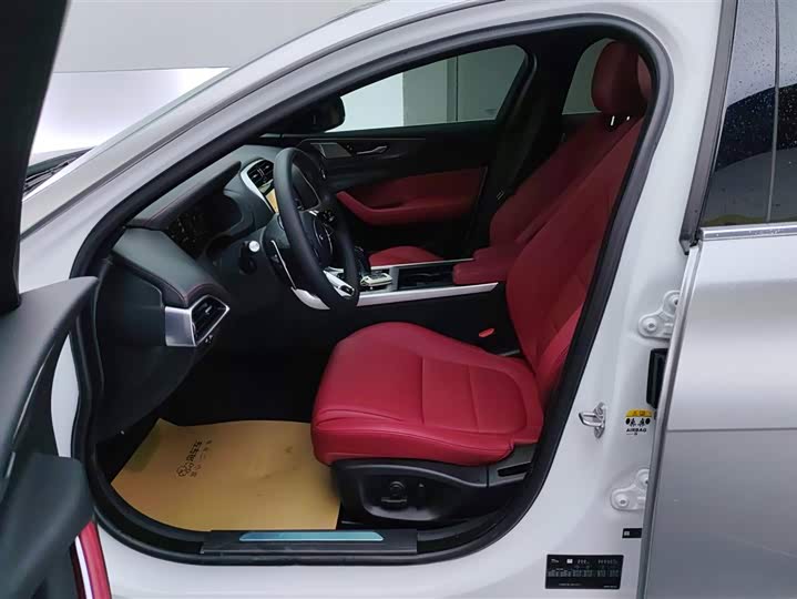 Фото 9 - Jaguar XE L