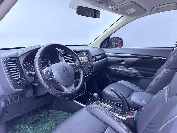 Фото 4 - Mitsubishi Outlander