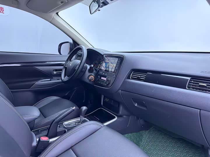 Фото 9 - Mitsubishi Outlander