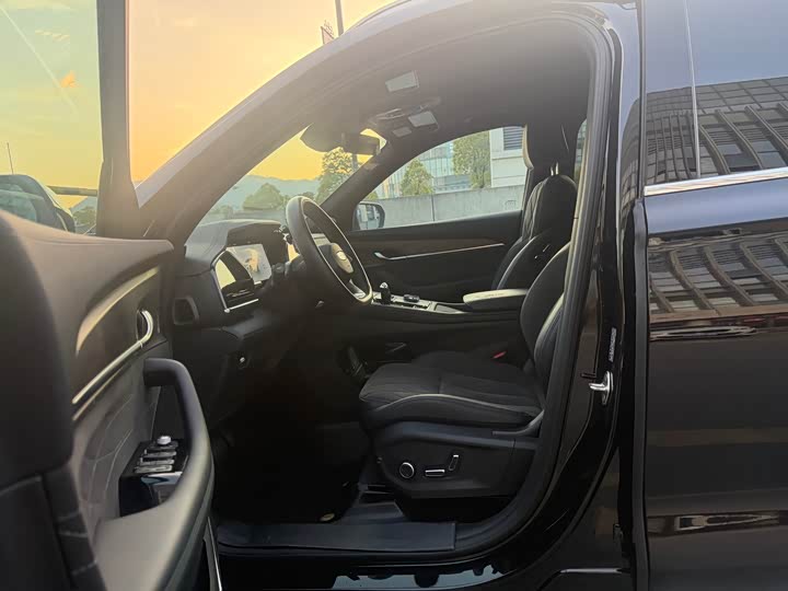 Фото 9 - Geely Monjaro