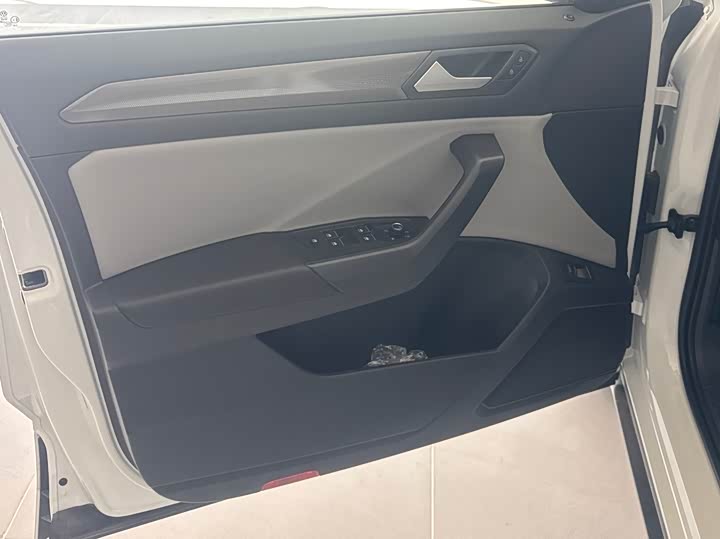 Volkswagen T-Roc 2026 2026款 300TSI DSG两驱辰光版