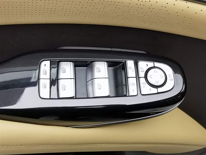 Фото 9 - Denza D9