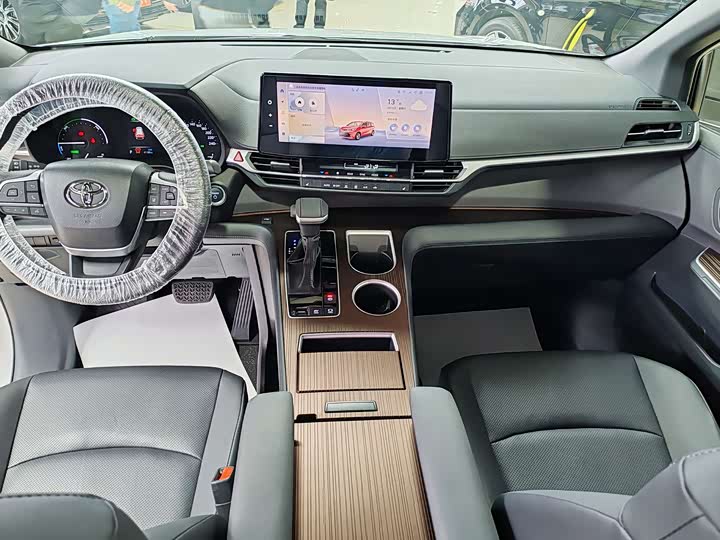 Фото 7 - Toyota Sienna