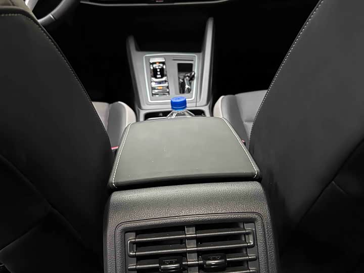 Photo 2 - Volkswagen Golf