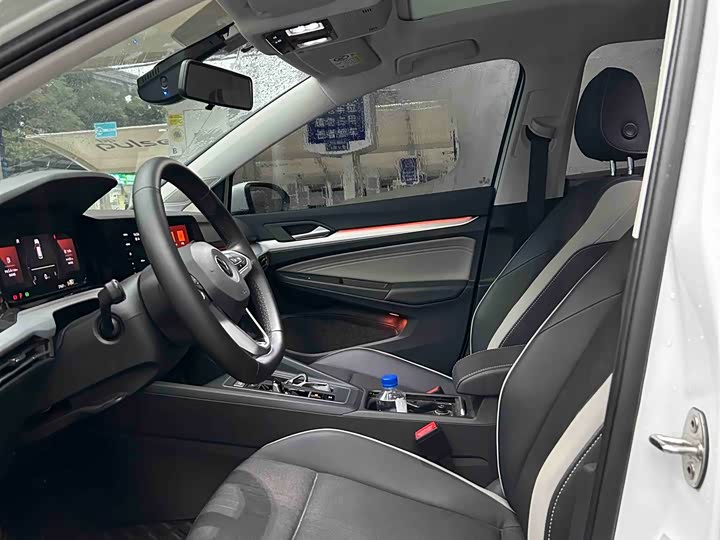 Photo 6 - Volkswagen Golf