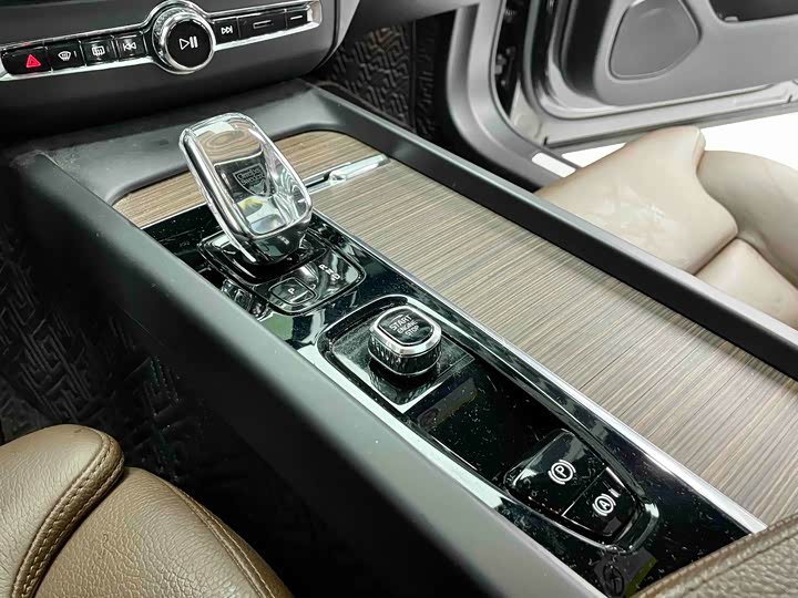 Photo 6 - Volvo XC60 Hybrid