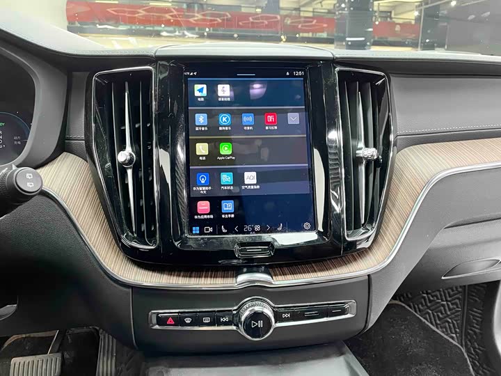 Photo 7 - Volvo XC60 Hybrid