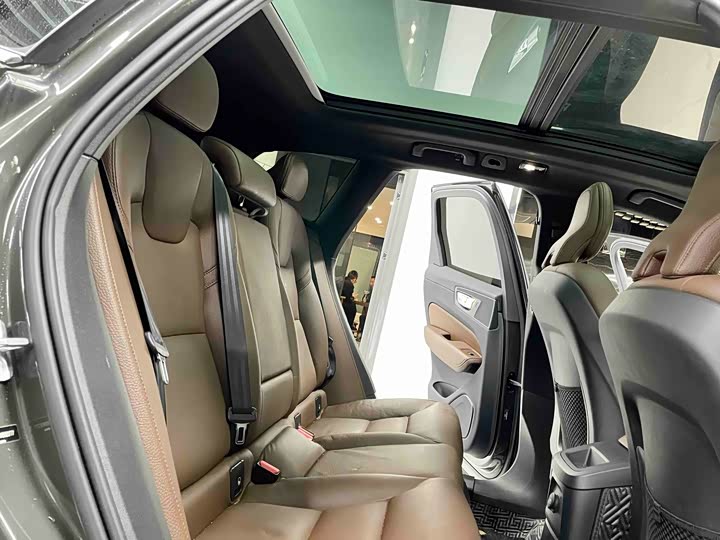 Photo 9 - Volvo XC60 Hybrid