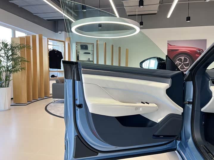 Фото 8 - Zeekr 001