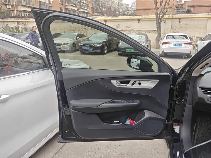 Фото 7 - Hongqi E-QM5