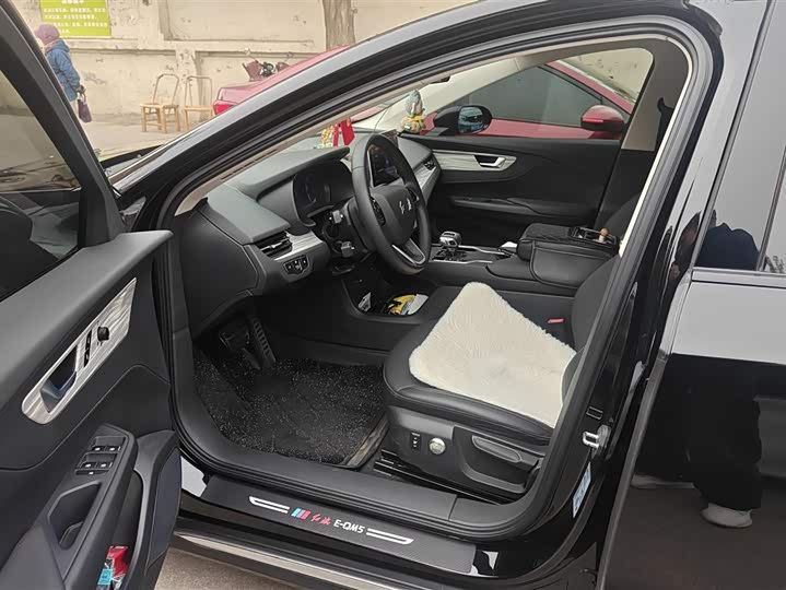 Фото 9 - Hongqi E-QM5