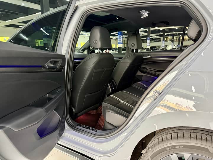 Фото 5 - Volkswagen Golf