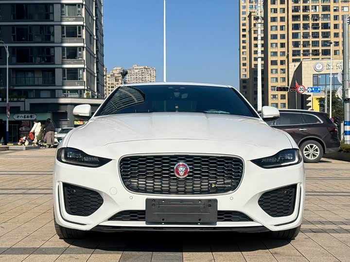 Photo 2 - Jaguar XE L