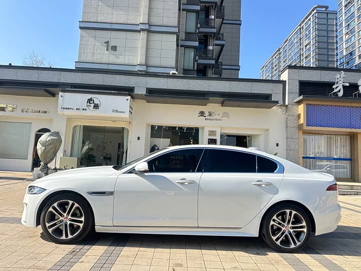 Photo 4 - Jaguar XE L