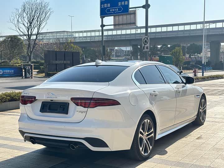 Photo 5 - Jaguar XE L