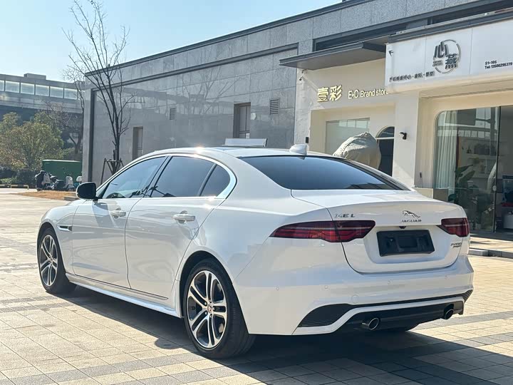 Photo 6 - Jaguar XE L