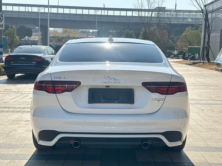 Photo 7 - Jaguar XE L