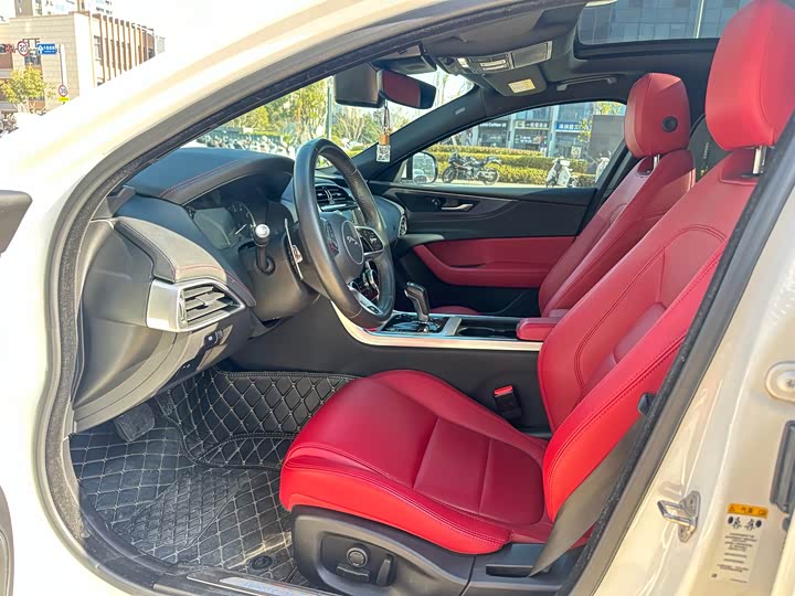 Photo 8 - Jaguar XE L