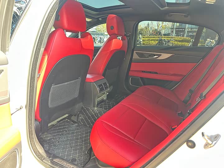 Photo 9 - Jaguar XE L