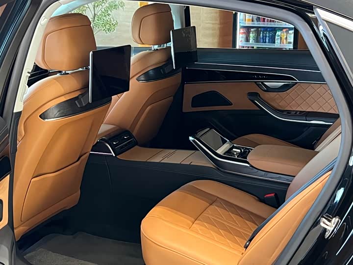 Фото 8 - Audi A8