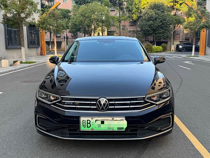 Photo 2 - Volkswagen Magotan GTE Hybrid