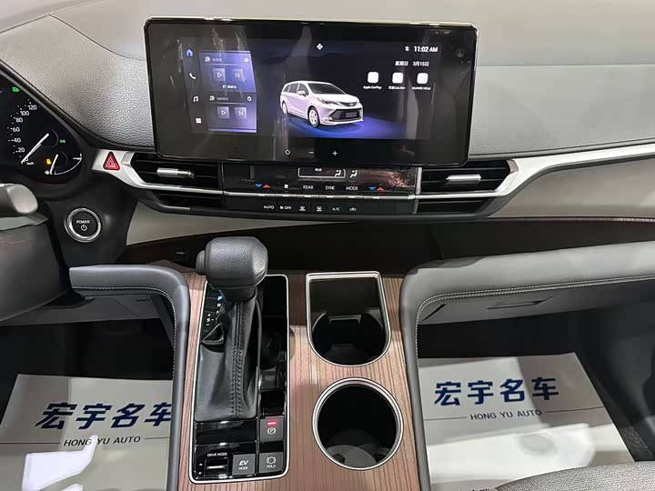 Фото 8 - Toyota Sienna