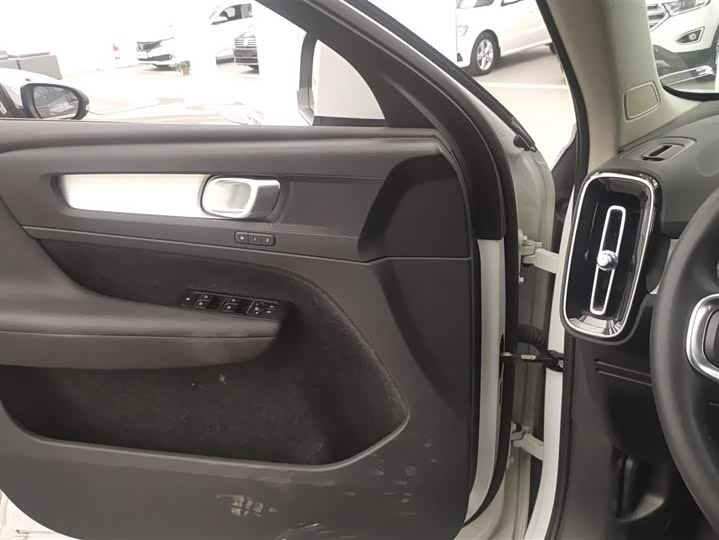 Photo 7 - Volvo XC40