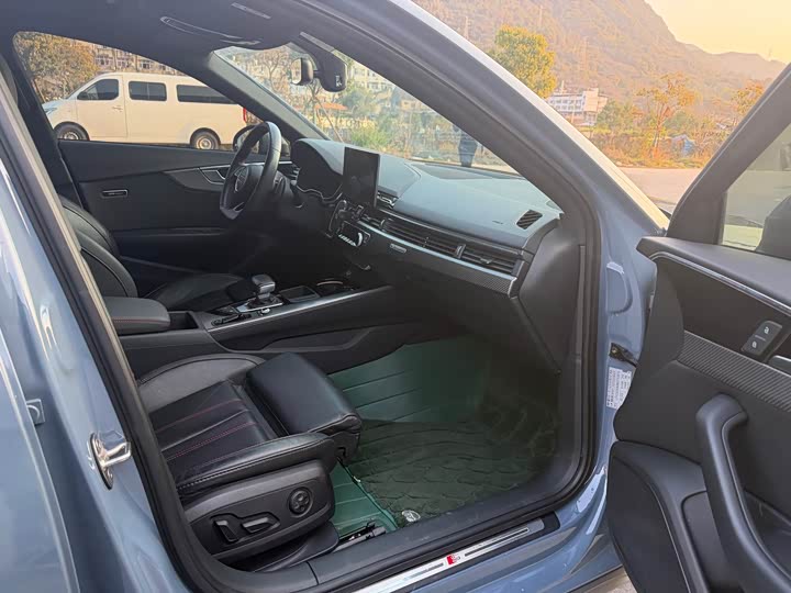 Фото 8 - Audi A4L