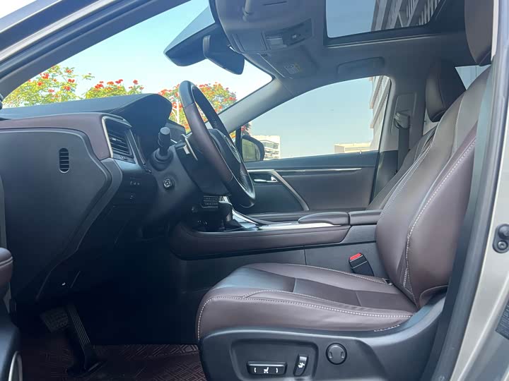 Фото 4 - Lexus RX