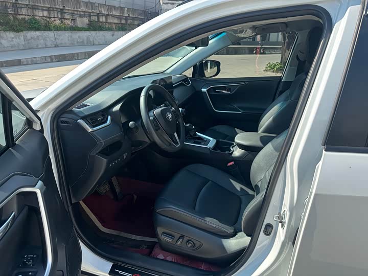 Photo 4 - Toyota RAV4