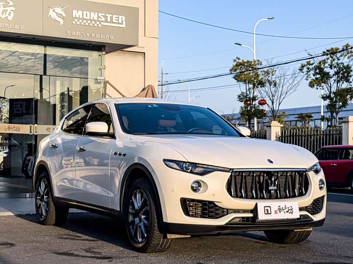 Photo 3 - Maserati Levante