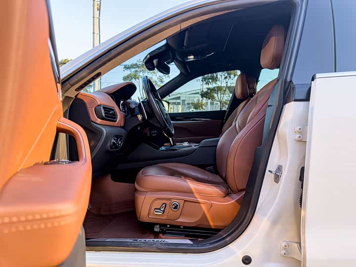 Photo 5 - Maserati Levante