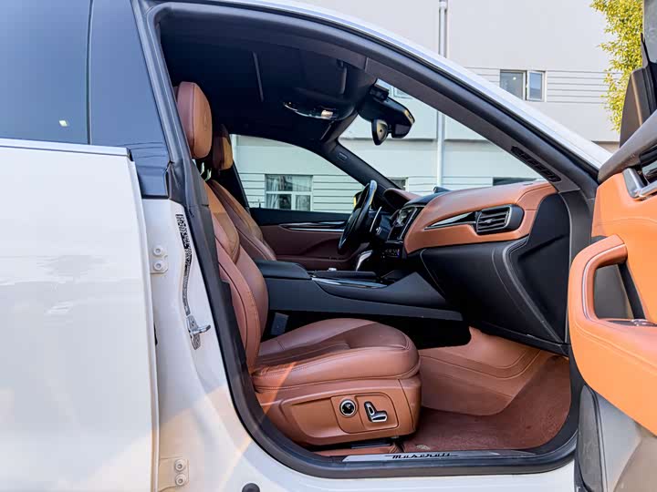 Photo 8 - Maserati Levante