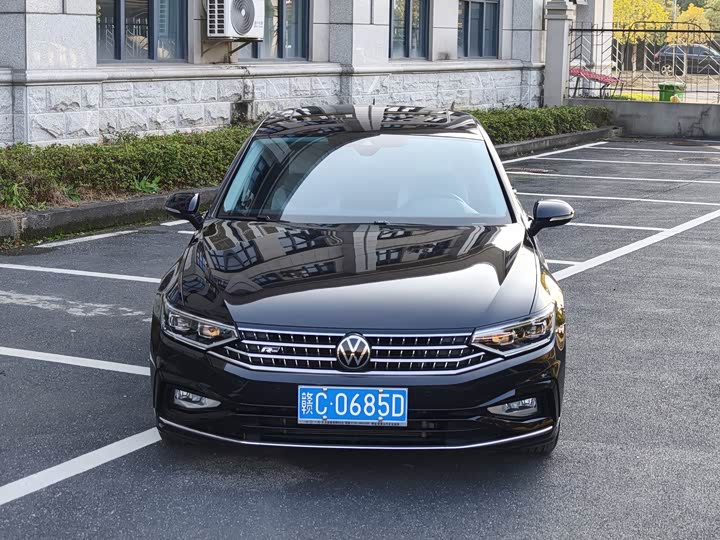 Photo 2 - Volkswagen Magotan