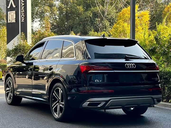 Фото 9 - Audi Q7