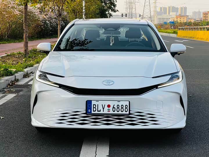 Фото 2 - Toyota Camry