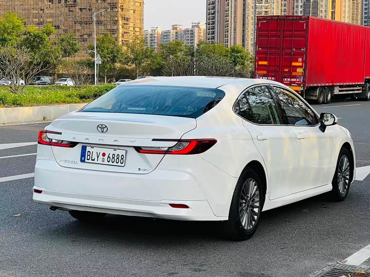 Фото 6 - Toyota Camry