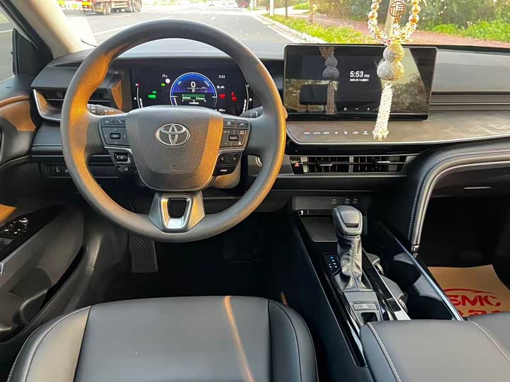 Фото 8 - Toyota Camry