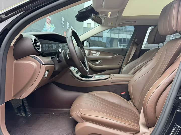 صورة 4 - Mercedes-Benz E-Class