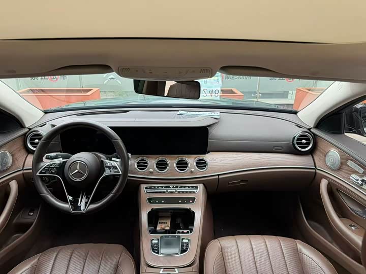 صورة 5 - Mercedes-Benz E-Class
