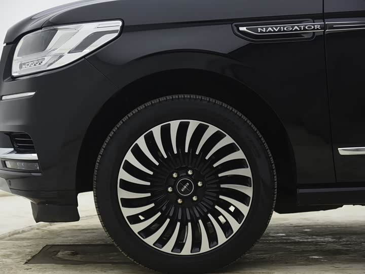 Photo 3 - Lincoln Navigator