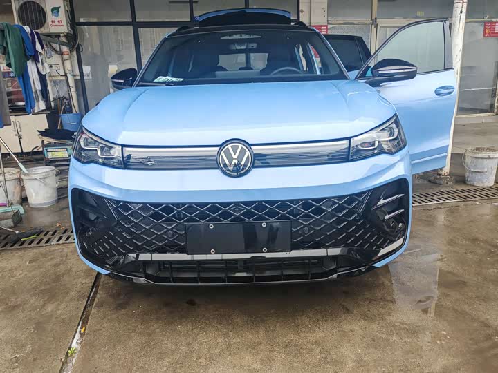 Фото 2 - Volkswagen Tiguan L Pro