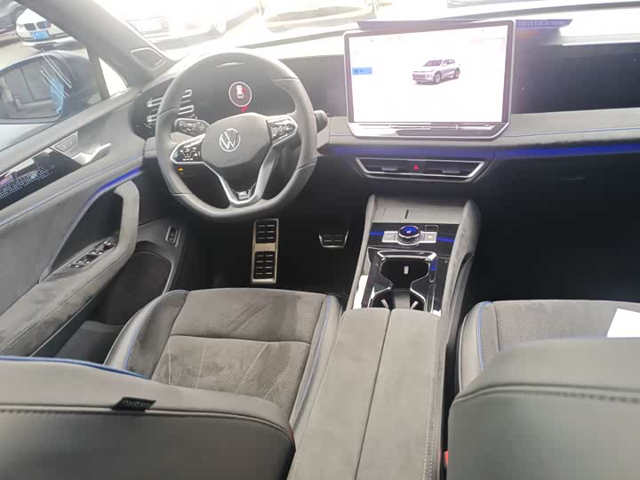 Фото 4 - Volkswagen Tiguan L Pro