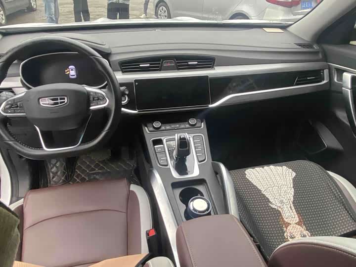 Фото 9 - Geely Atlas