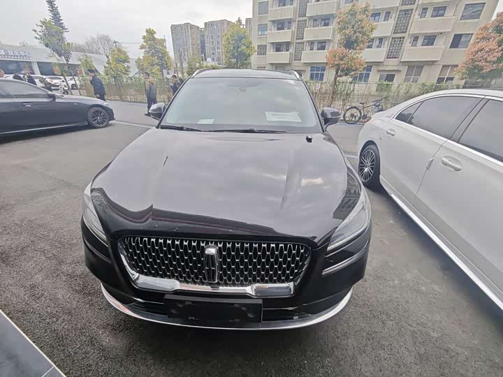 Фото 2 - Lincoln Corsair